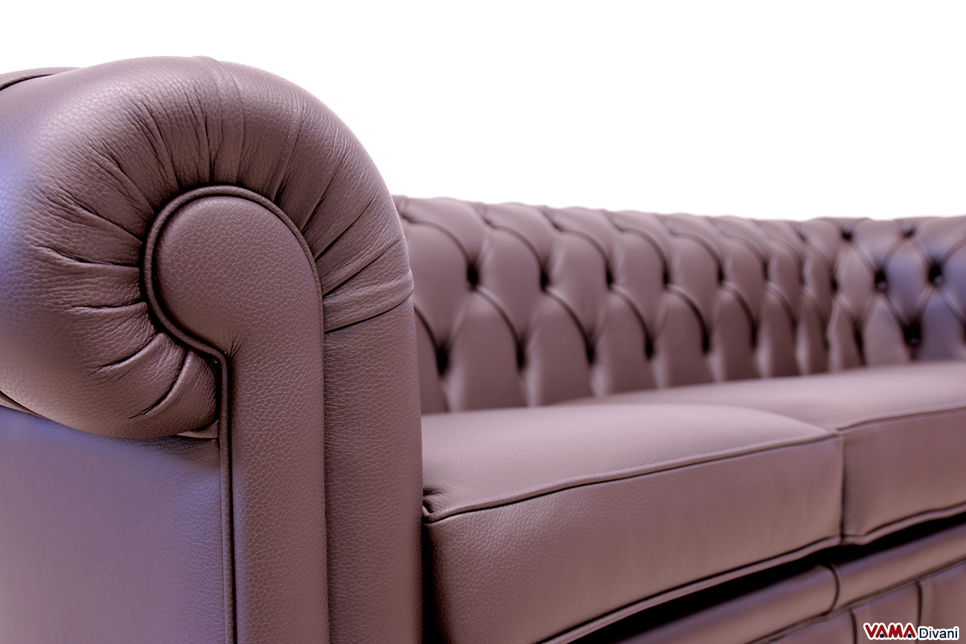 Détail des plis sur l'accoudoir du canapé Chesterfield