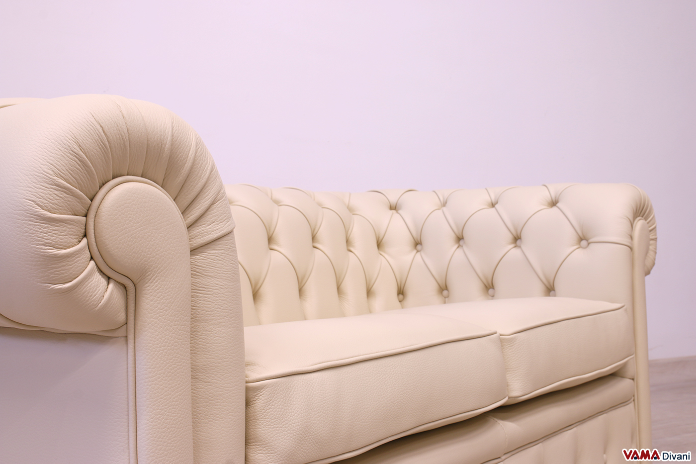 Accoudoir et dossier en cuir beige du canapé Chesterfield 2 places