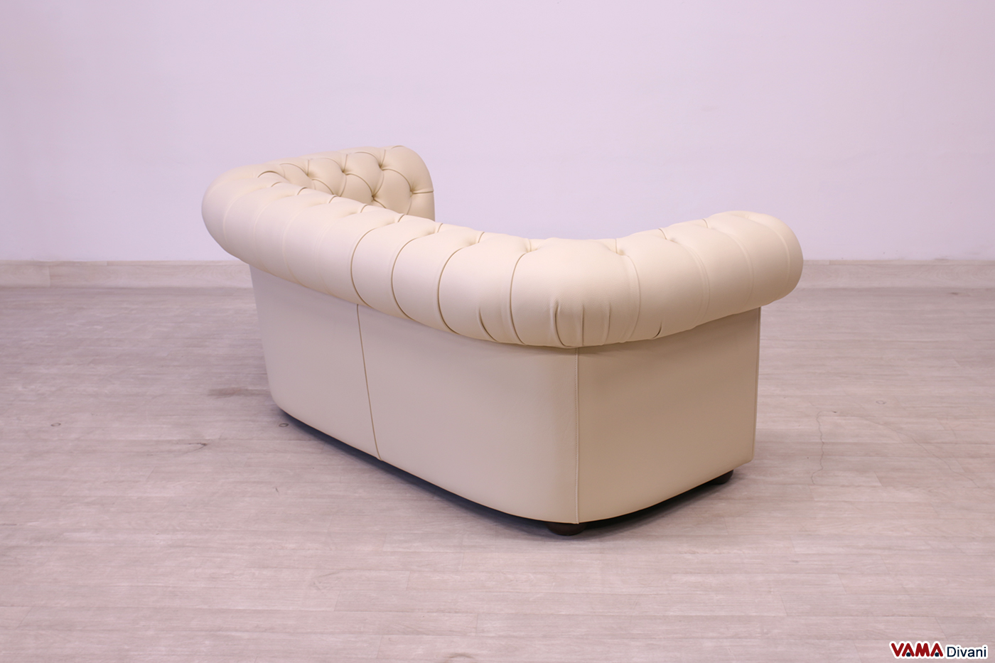 Dos du canapé Chesterfield en cuir beige épais