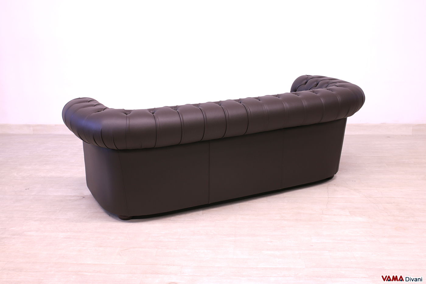 Dos du canapé Chesterfield 3 places en cuir marron chocolat