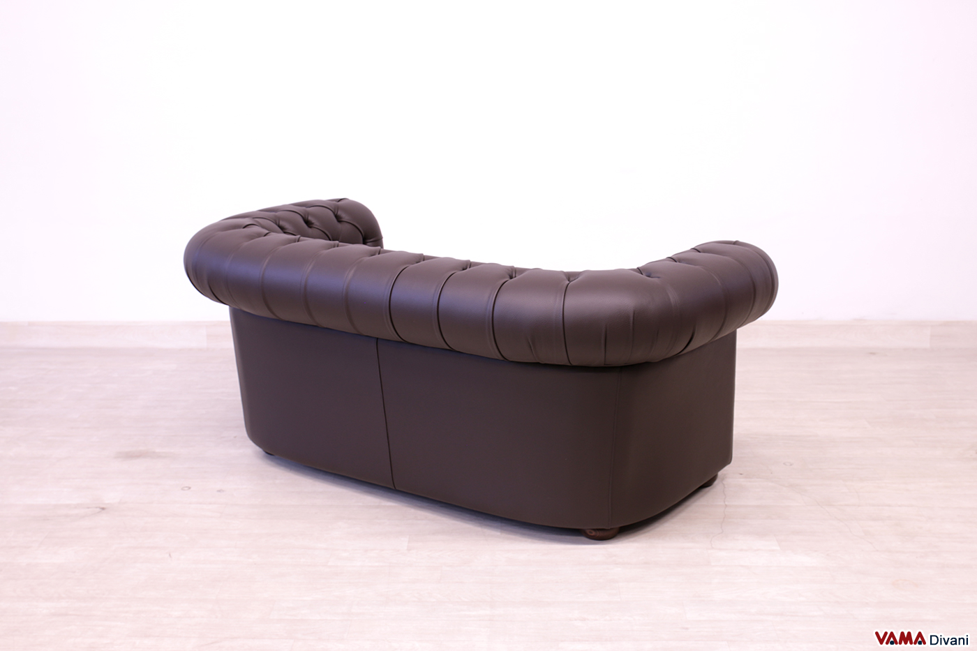 Dos du canapé Chesterfield 2 places en cuir marron