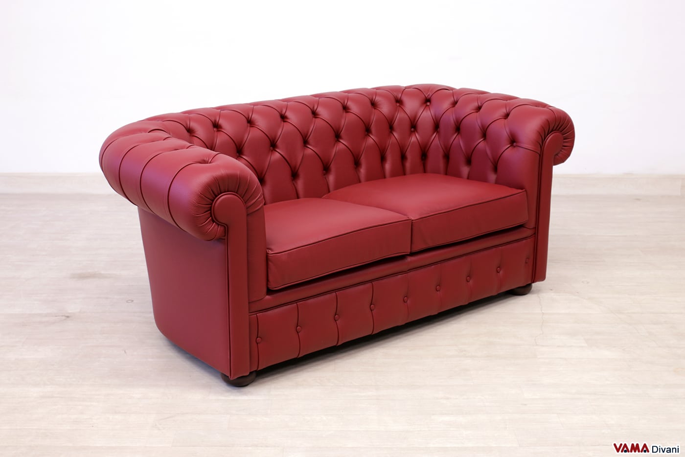 Vue de face canapé Chesterfield 2 places cuir épais rouge bordeaux
