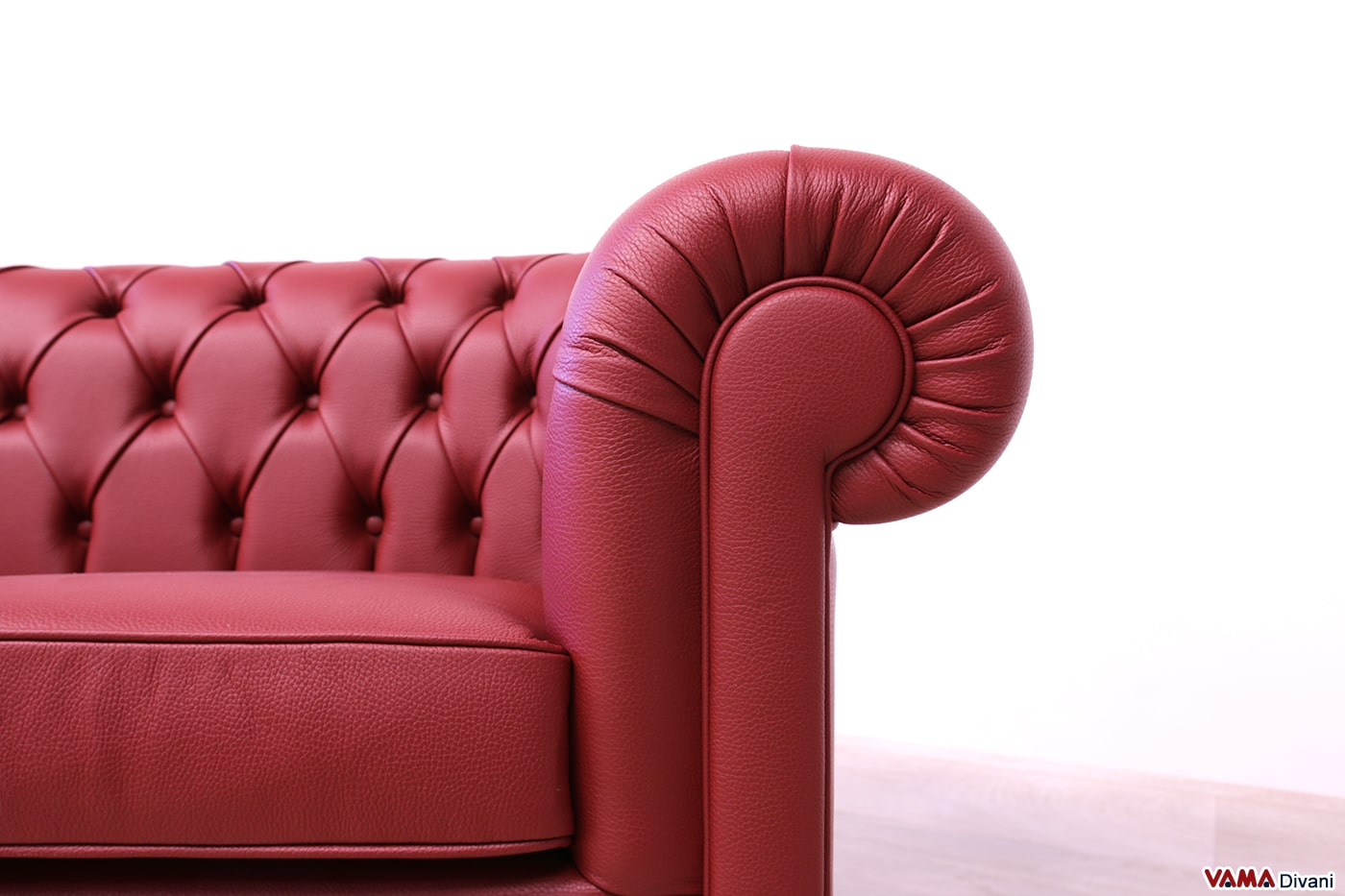 Face avant de l'accoudoir canapé Chesterfield bordeaux