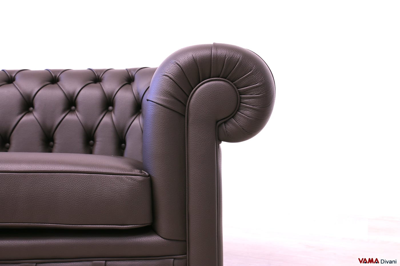 Face avant de l'accoudoir du canapé Chesterfield en cuir marron