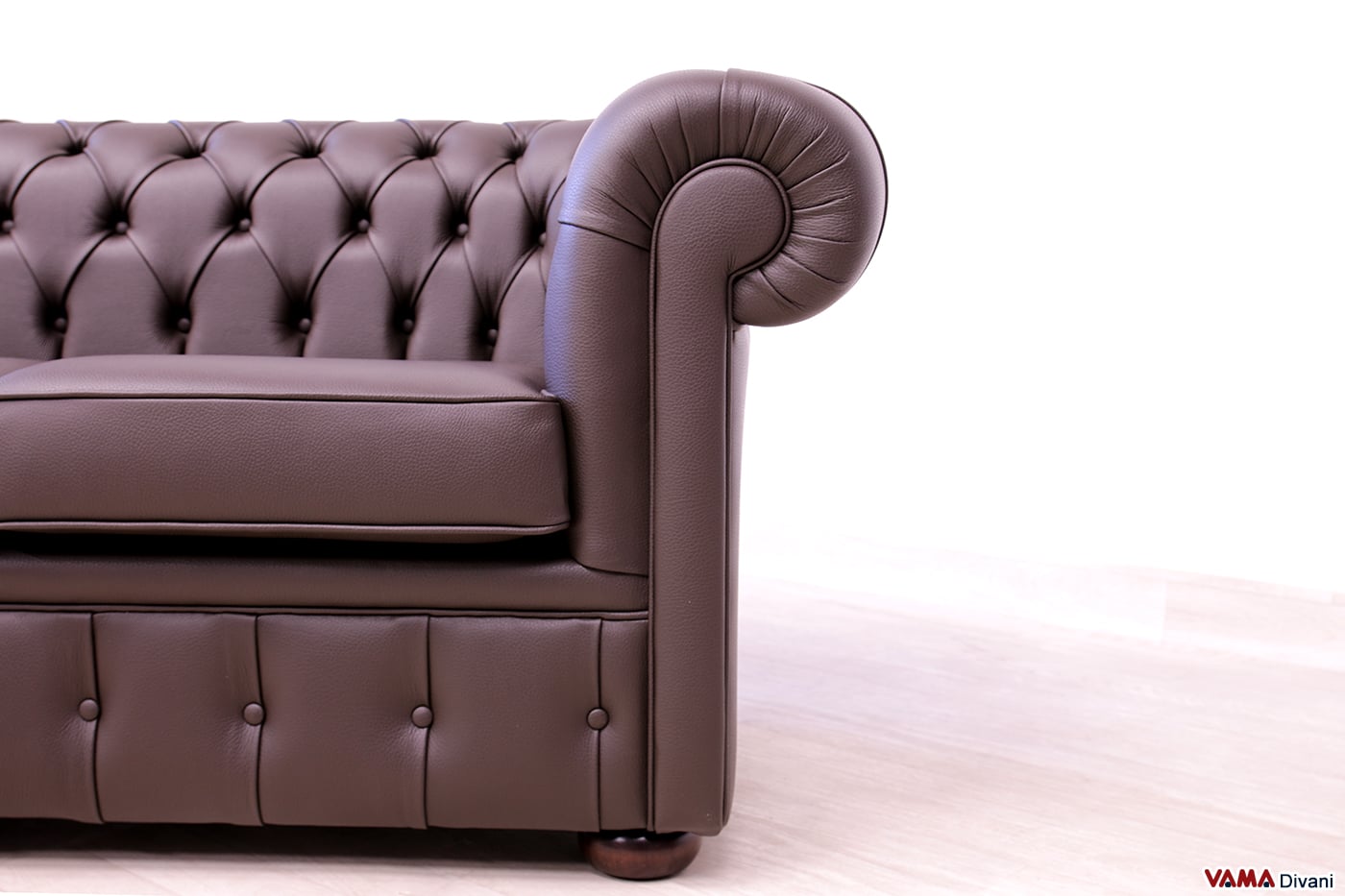 Face avant de l'accoudoir du canapé Chesterfield marron