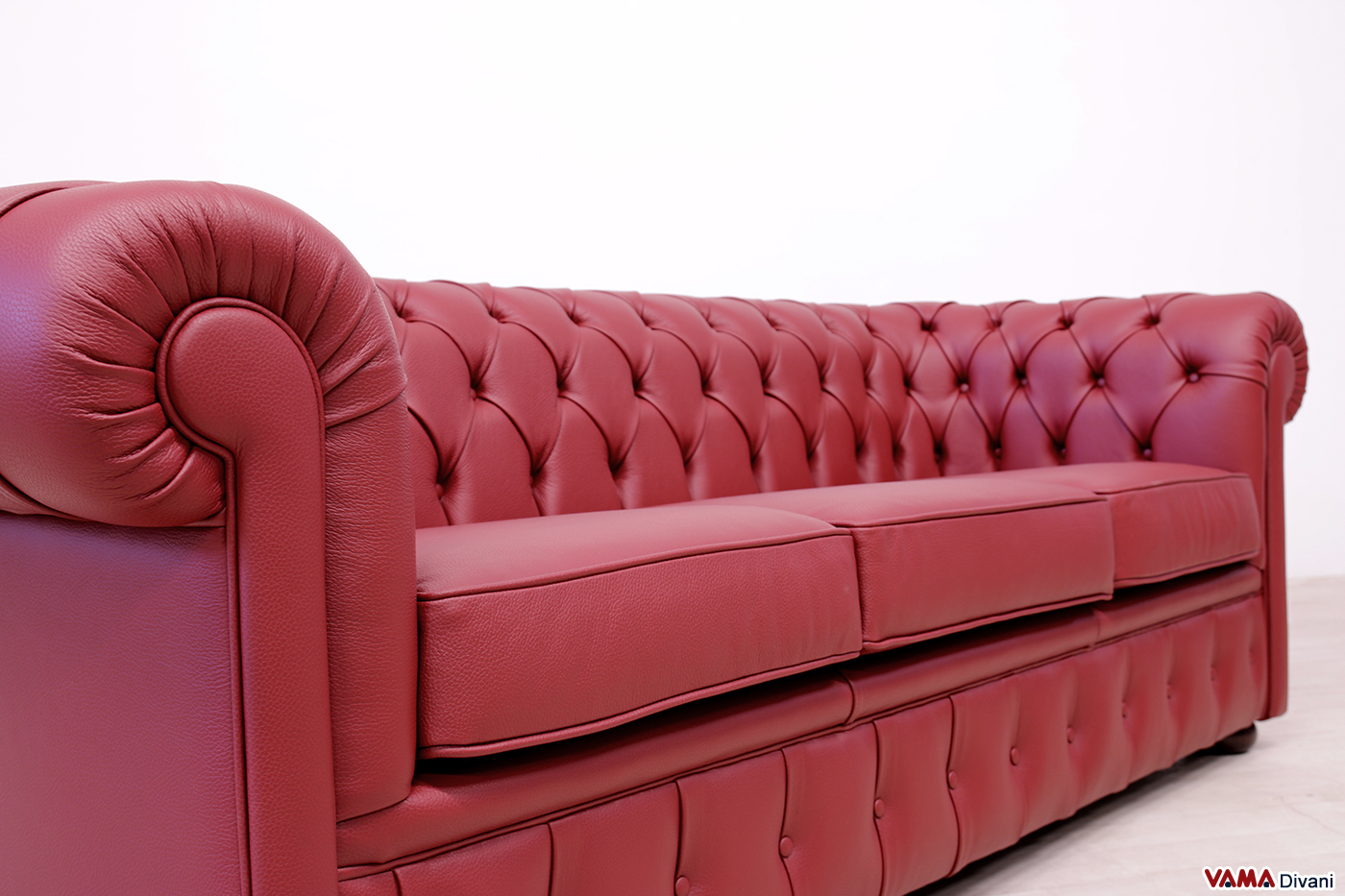 Détail du capitonnage avec boutons canapé Chesterfield rouge