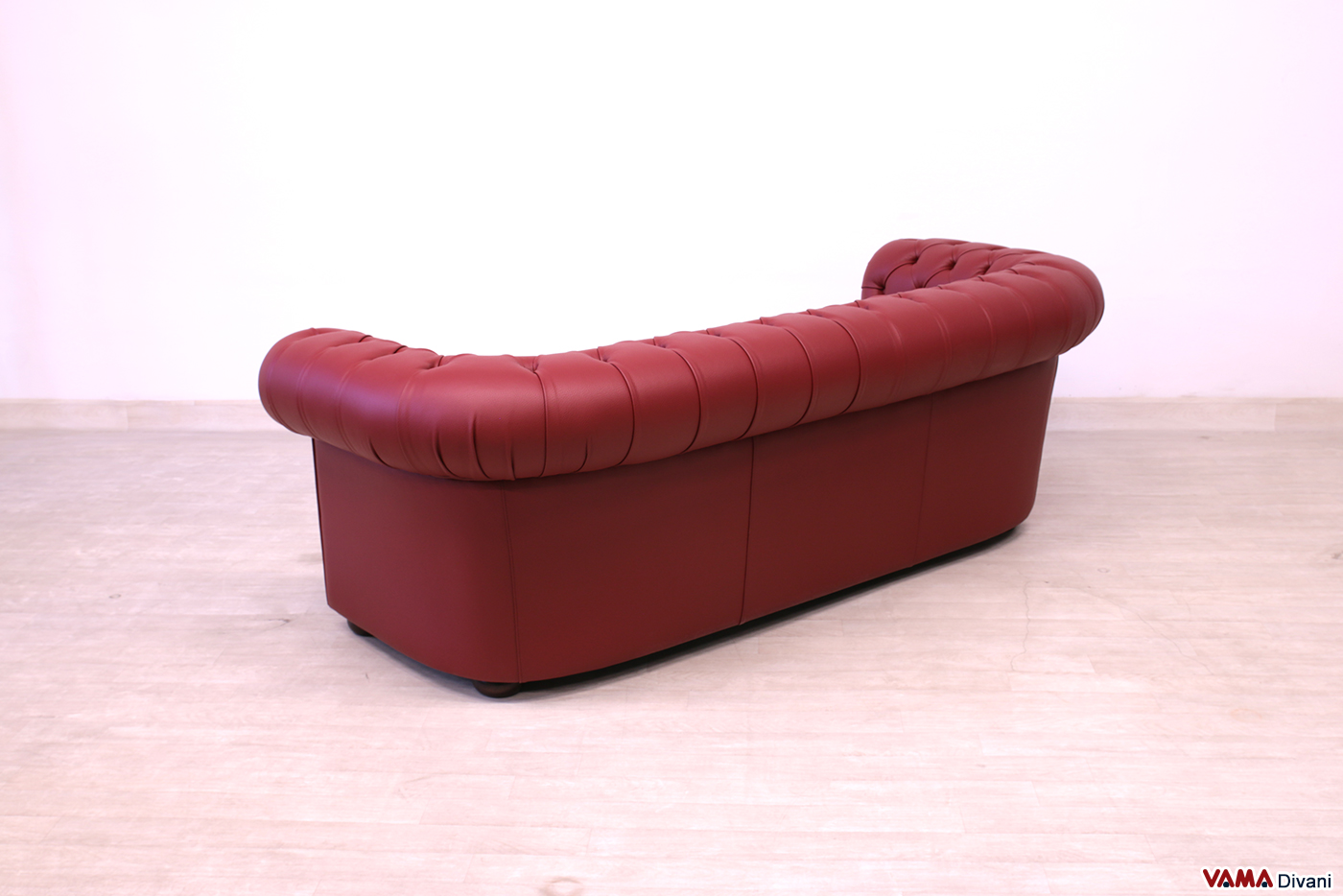Vue arrière du canapé Chesterfield 3 places cuir rouge carmin