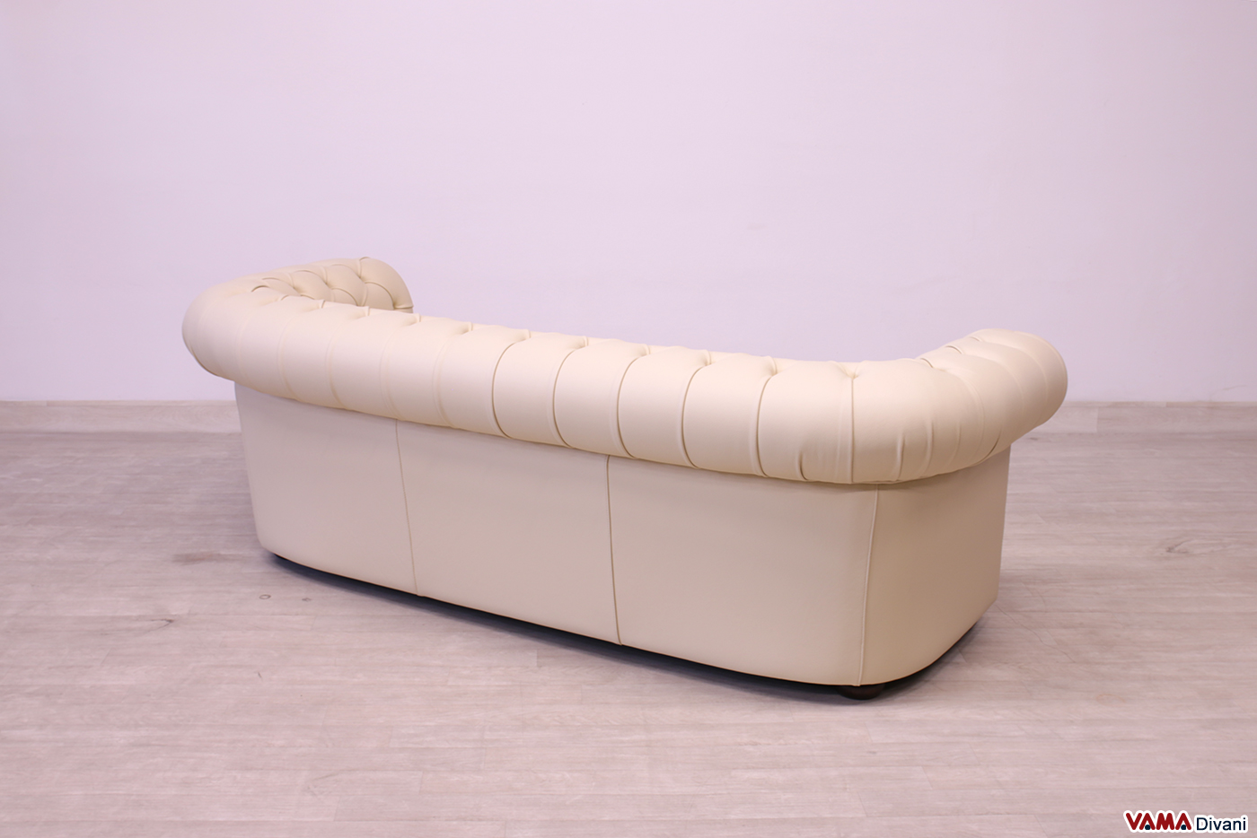 Dos du canapé Chesterfield 3 places en cuir beige