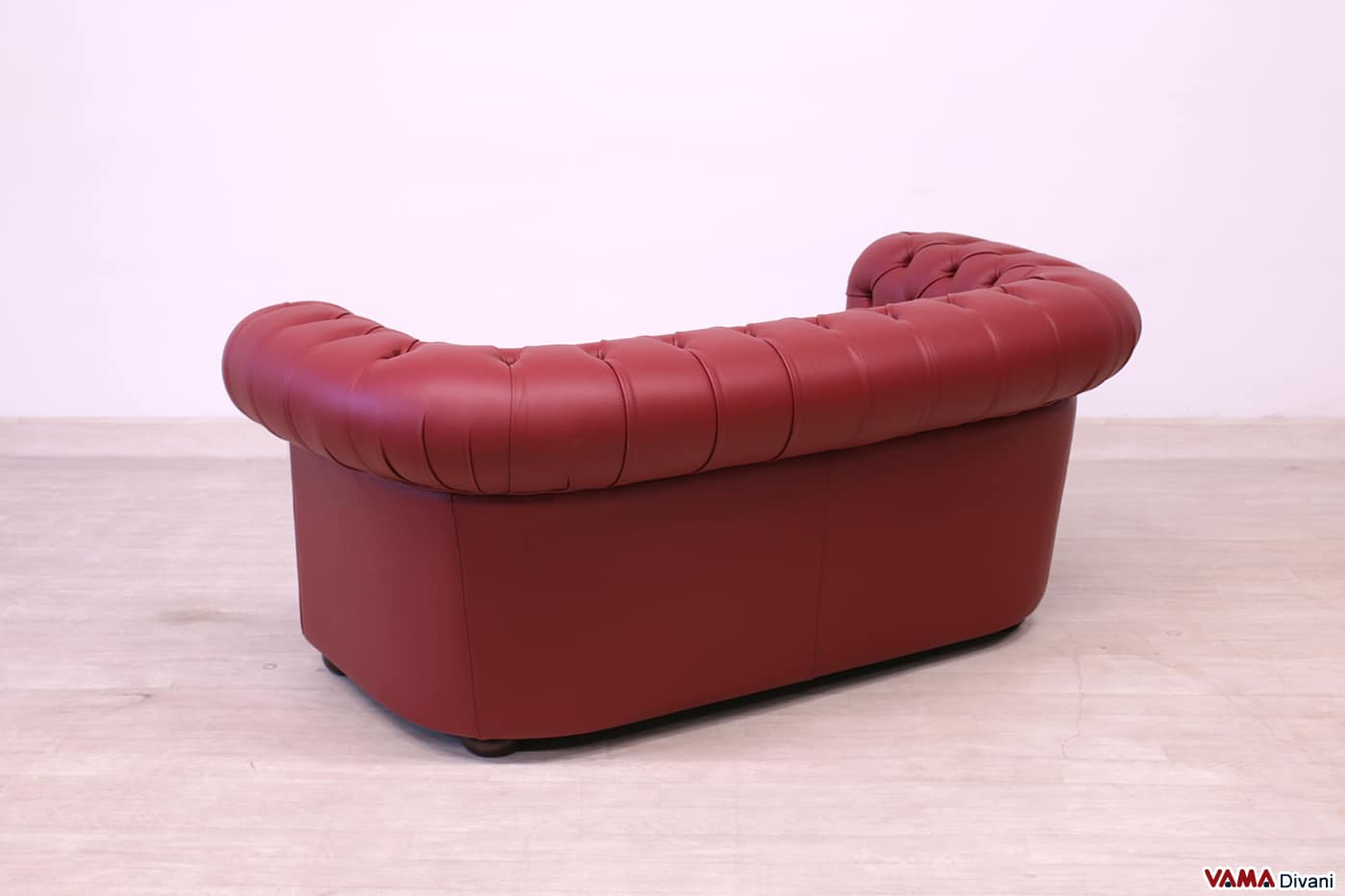 Vue arrière canapé Chesterfield 2 places en cuir épais rouge bordeaux
