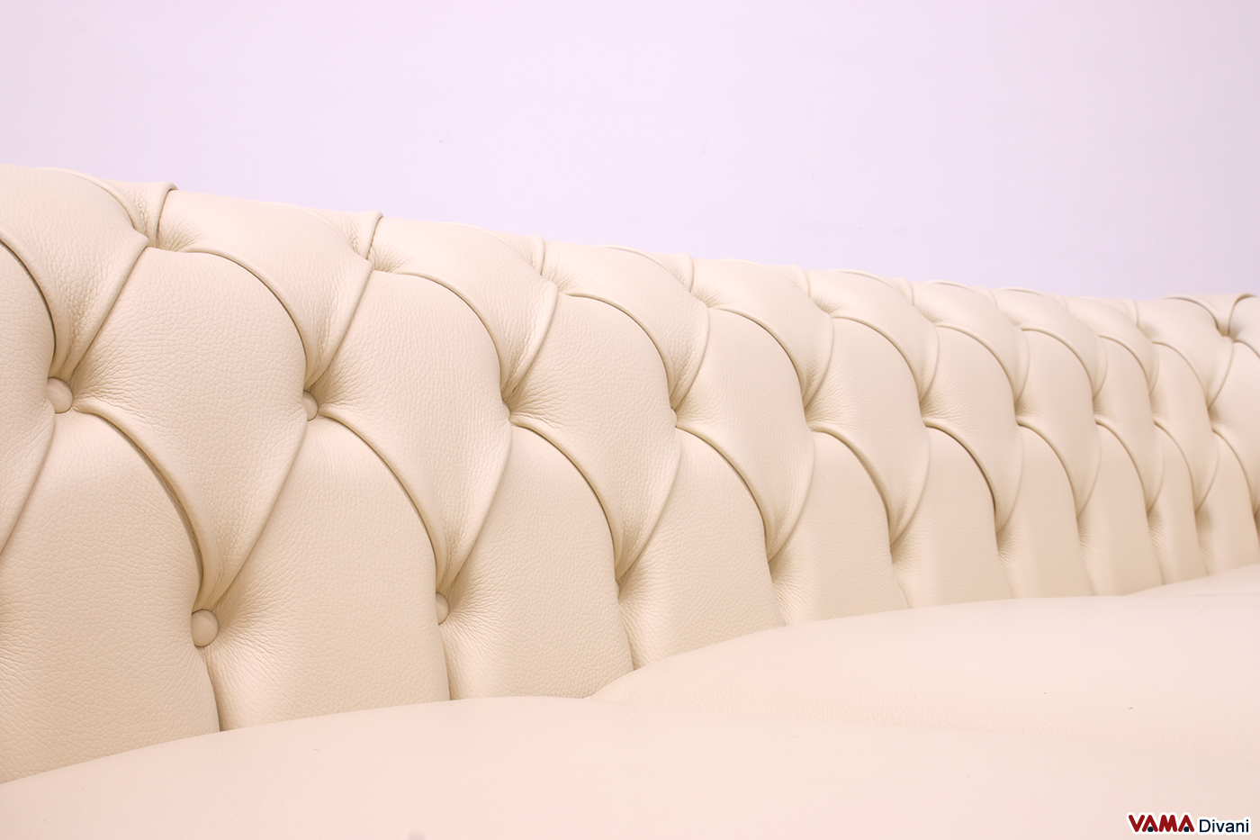 Dossier capitonné du canapé Chesterfield 3 places beige