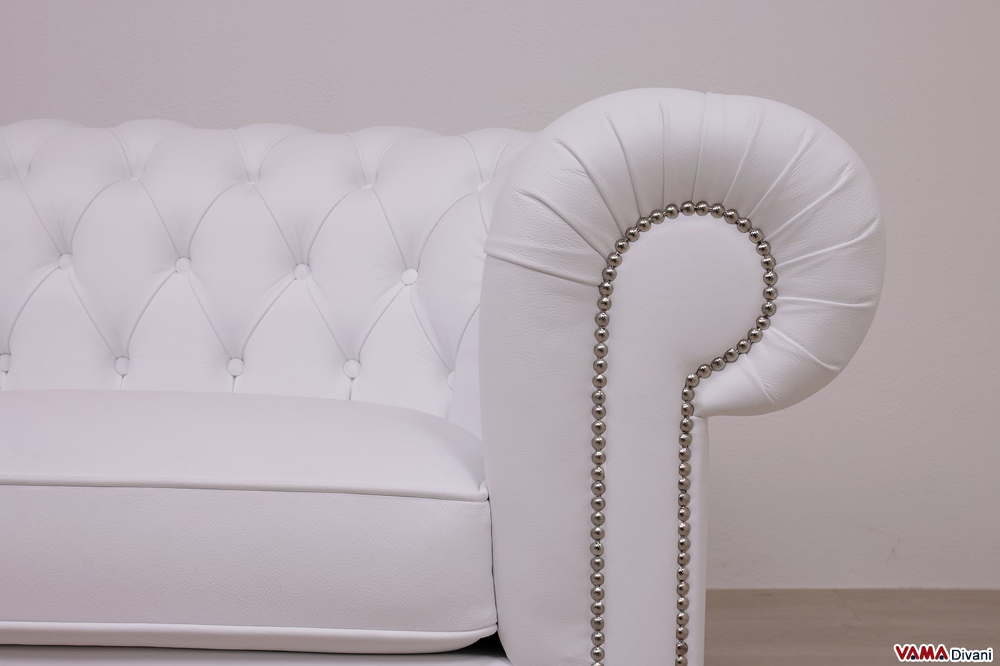 Canapé Chesterfield Club à accoudoirs blanc avec clous métalliques