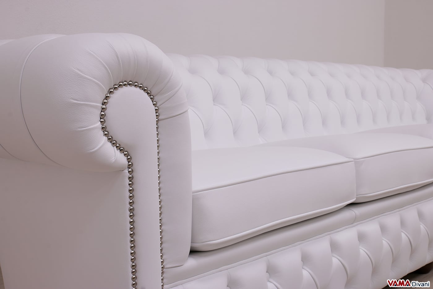 Accoudoir de canapé Chesterfield Club avec clous en finition argentée polie