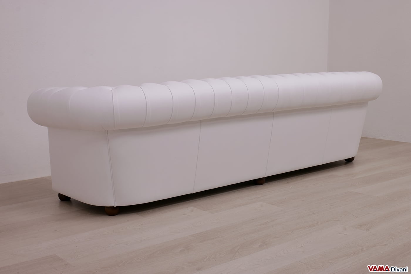 Dossier du canapé 4 places Chesterfield en cuir blanc