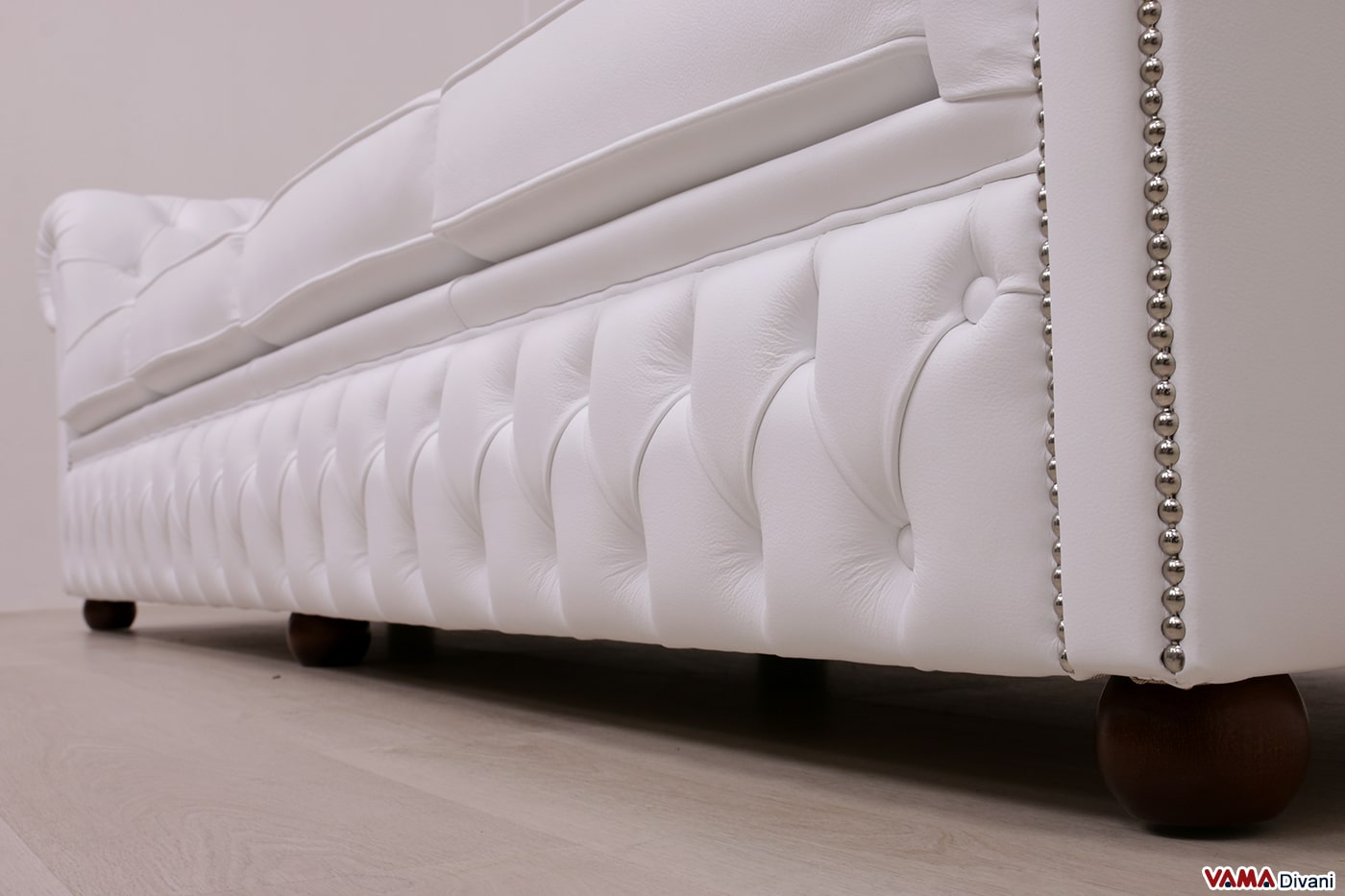 Piètement capitonné du canapé Chesterfield Club 4 places blanc